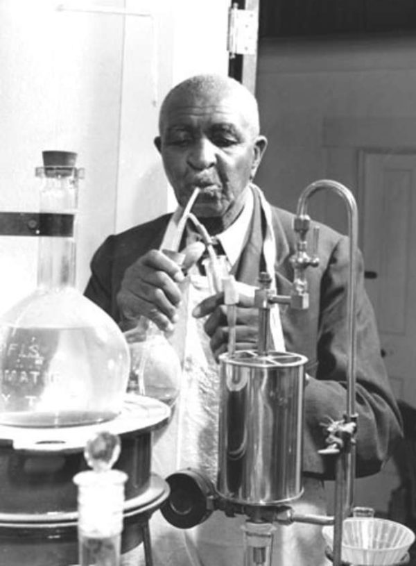 English: en:George Washington Carver, American botanist and inventor, at work in his laboratory
Français : fr:George Washington Carver, botaniste américain et inventeur, au travail dans son laboratoire
Original caption: Series VII.1, Photographs, Box 7.1/3, file "II. Photographs--Carver, George Washington," USDA History Collection, Special Collections, National Agricultural Library.